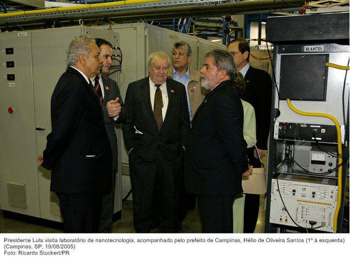 Presidente Lula visita laboratório de nanotecnologia, acompanhado pelo prefeito de Campinas, Hélio de Oliveira Santos.jpg