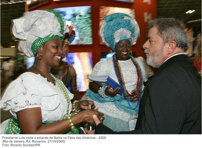 Presidente Lula visita o estande da Bahia na Feira das Américas - 2005.jpg