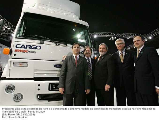 Presidente Lula visita o estande da Ford e é apresentado a um novo modelo de caminhão da montadora exposto na Feira Nacional do Transporte de Carga - Fenatran 2005.jpg