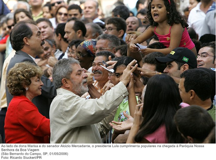 Ao lado de dona Marisa e do senador Aloizio Mercadante, o presidente Lula cumprimenta populares na chegada à Paróquia Nossa Senhora da Boa Viagem.jpg