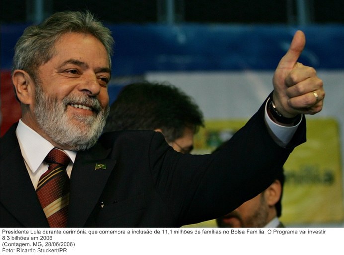 Presidente Lula durante cerimônia que comemora a inclusão de 11,1 milhões de famílias no Bolsa Família. O Programa vai investir 8,3 bilhões em 2006.jpg