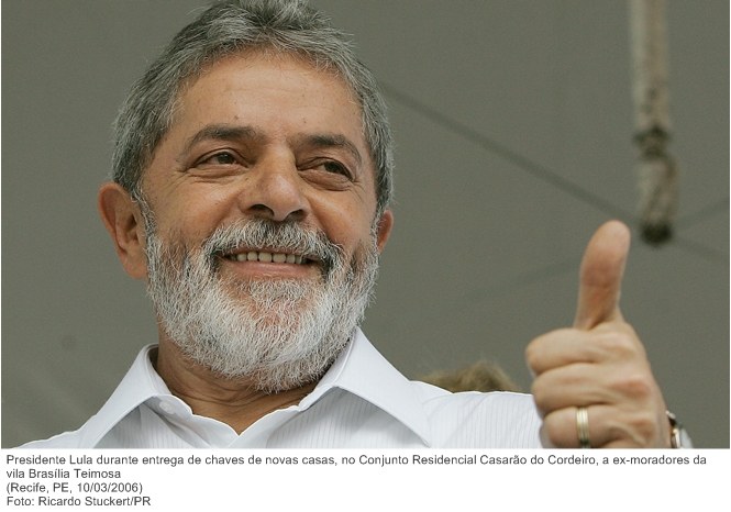 Presidente Lula durante entrega de chaves de novas casas, no Conjunto Residencial Casarão do Cordeiro, a ex-moradores da vila Brasília Teimosa.jpg