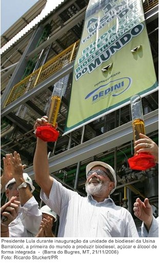 Presidente Lula durante inauguração da unidade de biodiesel da Usina Barralcool, a primeira do mundo a produzir biodiesel, açúcar e álcool de forma integrada.jpg