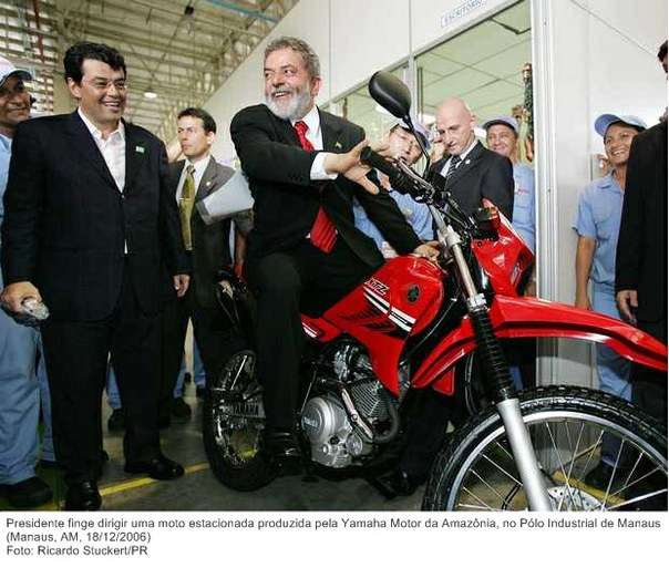 Presidente finge dirigir uma moto estacionada produzida pela Yamaha Motor da Amazônia, no Pólo Industrial de Manaus.jpg