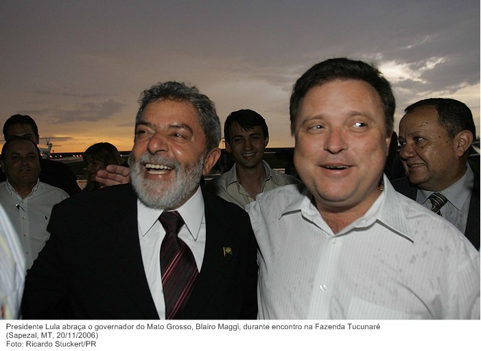 Presidente Lula abraça o governador do Mato Grosso, Blairo Maggi, durante encontro na Fazenda Tucunaré.jpg
