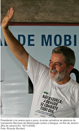 Presidente Lula acena para o povo, durante cerimônia de abertura da Campanha Nacional de Mobilização contra a Dengue, no Rio de Janeiro.jpg
