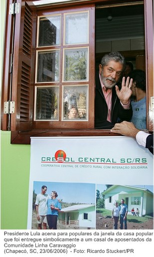 Presidente Lula acena para populares da janela da casa popular que foi entregue simbolicamente a um casal de aposentados da Comunidade Linha Caravaggio.jpg