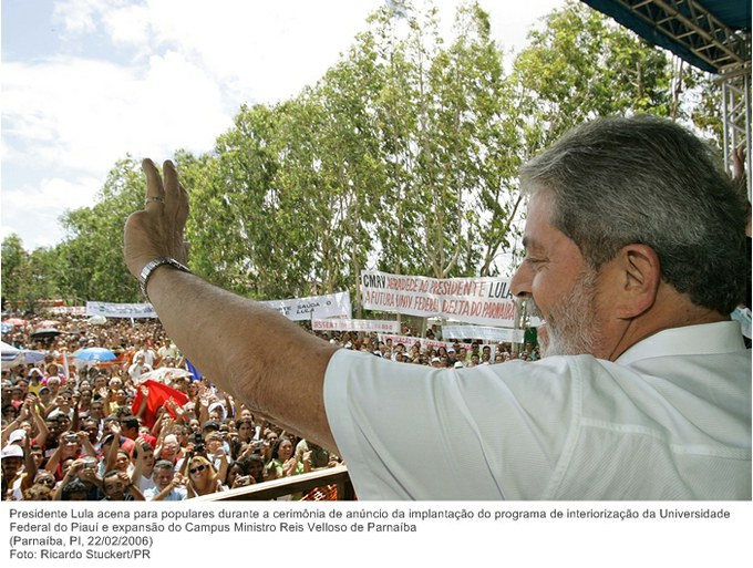 Presidente Lula acena para populares durante a cerimônia de anúncio da implantação do programa de interiorização da Universidade Federal do Piauí.jpg