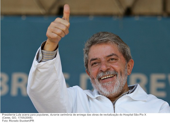 Presidente Lula acena para populares, durante cerimônia de entrega das obras de revitalização do Hospital São Pio X.jpg