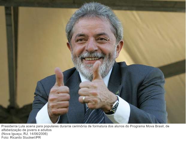 Presidente Lula acena para populares durante cerimônia de formatura dos alunos do Programa Mova Brasil, de alfabetização de jovens e adultos.jpg