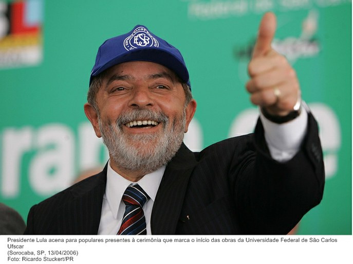Presidente Lula acena para populares presentes à cerimônia que marca o início das obras da Universidade Federal de São Carlos - Ufscar.jpg