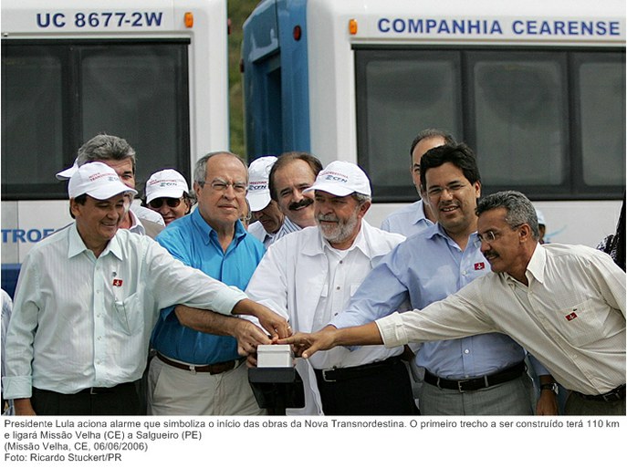 Presidente Lula aciona alarme que simboliza o início das obras da Nova Transnordestina. O primeiro trecho a ser construído terá 110 km e ligará Missão Velha (CE) a Salgueiro (PE).jpg