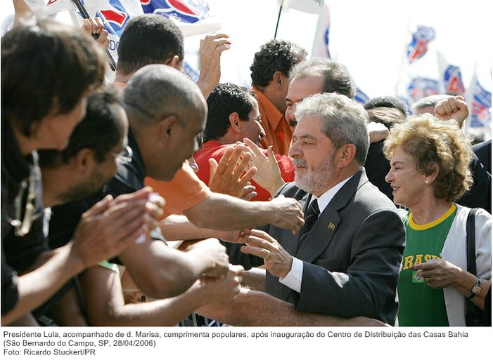 Presidente Lula, acompanhado de d. Marisa, cumprimenta populares, após inauguração do Centro de Distribuição das Casas Bahia.jpg