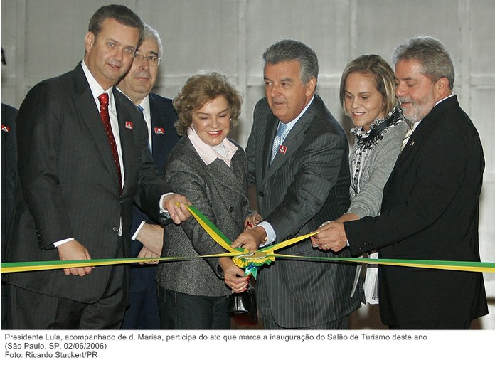 Presidente Lula, acompanhado de d. Marisa, participa do ato que marca a inauguração do Salão de Turismo deste ano.jpg