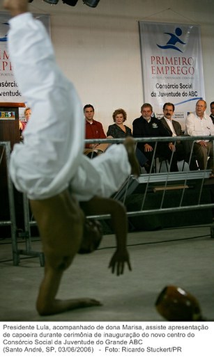 Presidente Lula, acompanhado de dona Marisa, assiste apresentação de capoeira durante cerimônia de inauguração do novo centro do Consórcio Social da Juventude do Grande ABC.jpg