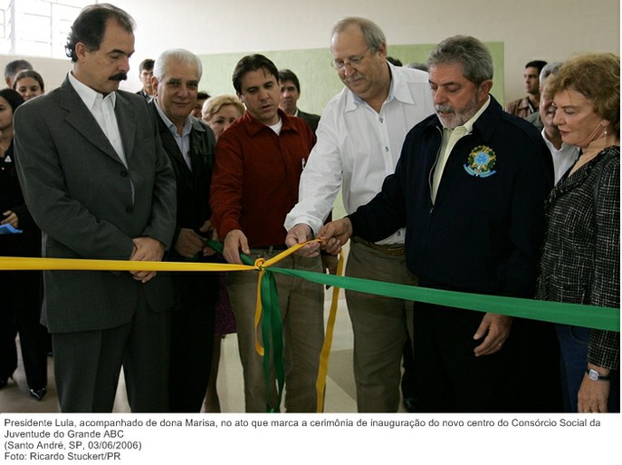 Presidente Lula, acompanhado de dona Marisa, no ato que marca a cerimônia de inauguração do novo centro do Consórcio Social da Juventude do Grande ABC.jpg
