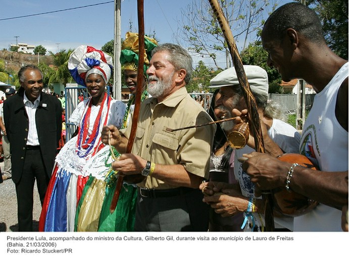 Presidente Lula, acompanhado do ministro da Cultura, Gilberto Gil, durante visita ao município de Lauro de Freitas.jpg