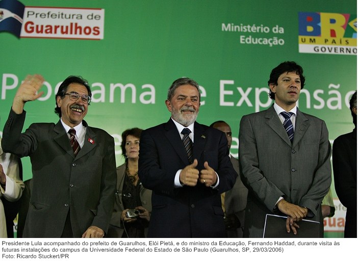 Presidente Lula acompanhado do pref. de Guarulhos, Elói Pietá, e do ministro da Educação, Fernando Haddad, durante visita às futuras instalações do campus da Univ. Fed. do Estado de São Paulo.jpg