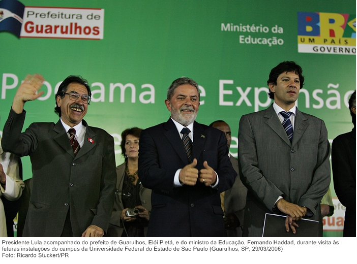 Presidente Lula acompanhado do pref. de Guarulhos, Elói Pietá, e do ministro da Educação, Fernando Haddad, durante visita às futuras instalações do campus da Univ. Fed. do Estado de São Paulo.jpg