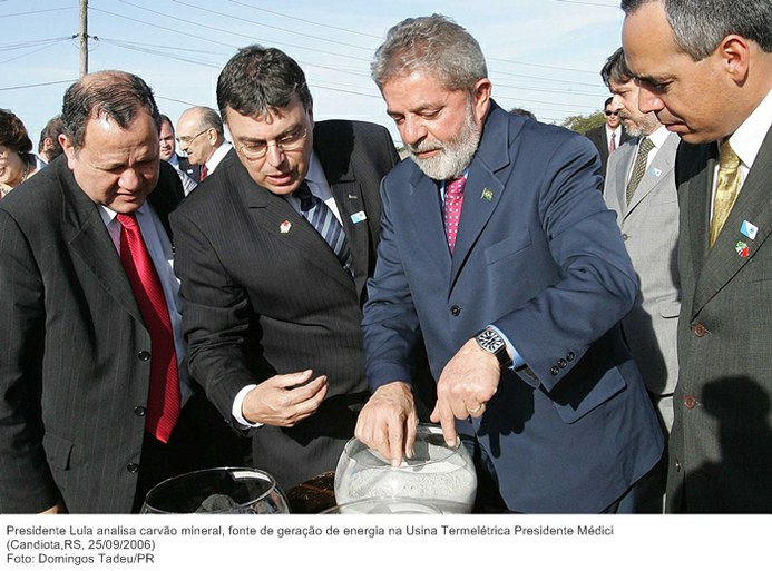 Presidente Lula analisa carvão mineral, fonte de geração de energia na Usina Termelétrica Presidente Médici.jpg
