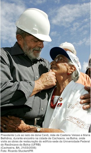 Presidente Lula ao lado de dona Canô, durante encontro na cidade de Cachoeira, na Bahia, onde visita as obras de restauração do edifício-sede da Universidade Federal do Recôncavo da Bahia.jpg
