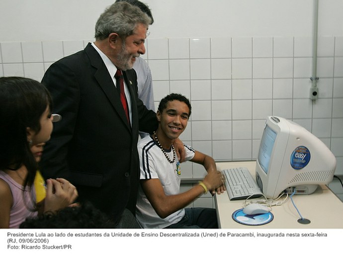 Presidente Lula ao lado de estudantes da Unidade de Ensino Descentralizada (Uned) de Paracambi, inaugurada nesta sexta-feira.jpg