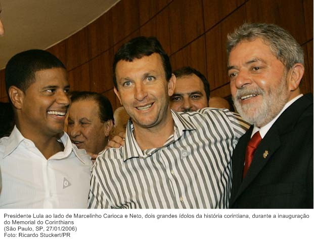 Presidente Lula ao lado de Marcelinho Carioca e Neto, dois grandes ídolos da história corintiana, durante a inauguração do Memorial do Corinthians.jpg