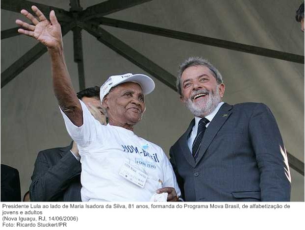 Presidente Lula ao lado de Maria Isadora da Silva, 81 anos, formanda do Programa Mova Brasil, de alfabetização de jovens e adultos.jpg