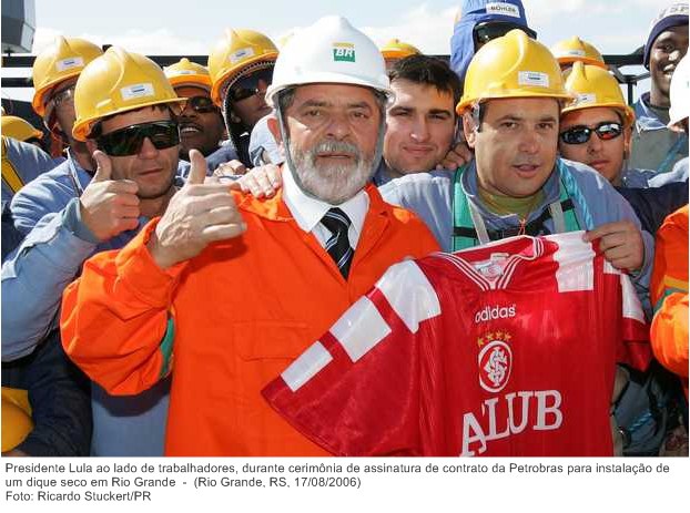 Presidente Lula ao lado de trabalhadores, durante cerimônia de assinatura de contrato da Petrobras para instalação de um dique seco em Rio Grande (2).jpg