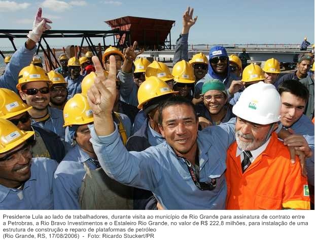 Presidente Lula ao lado de trabalhadores, durante visita ao município de Rio Grande para assinatura de contrato entre a Petrobras, a Rio Bravo Investimentos e o Estaleiro Rio Grande.jpg