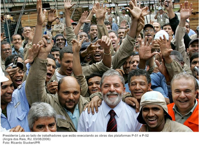 Presidente Lula ao lado de trabalhadores que estão executando as obras das plataformas P-51 e P-52.jpg