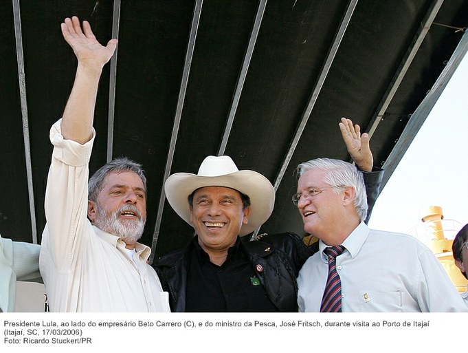 Presidente Lula, ao lado do empresário Beto Carrero (C), e do ministro da Pesca, José Fritsch, durante visita ao Porto de Itajaí.jpg