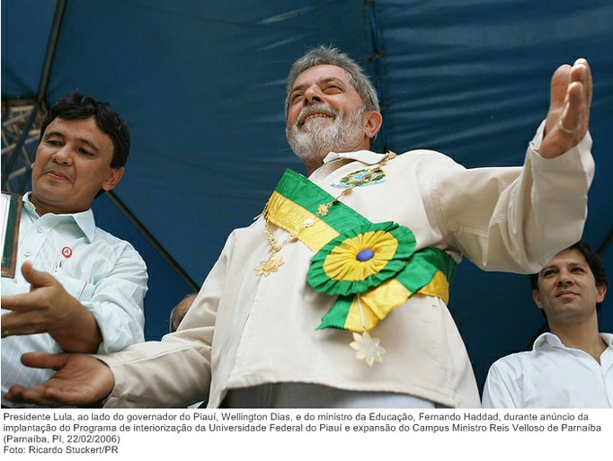 Presidente Lula, ao lado do gov. do Piauí, Wellington Dias, e do ministro da Educação, Fernando Haddad, durante anúncio da implantação do Progr. de interiorização da Univ. Federal do Piauí.jpg