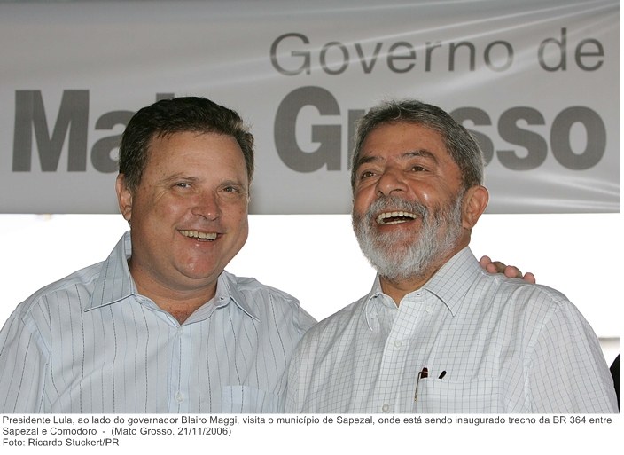 Presidente Lula, ao lado do governador Blairo Maggi, visita o município de Sapezal, onde está sendo inaugurado trecho da BR 364 entre Sapezal e Comodoro.jpg