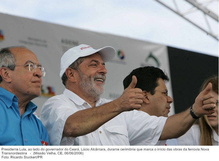 Presidente Lula, ao lado do governador do Ceará, Lúcio Alcântara, durante cerimônia que marca o início das obras da ferrovia Nova Transnordestina.jpg