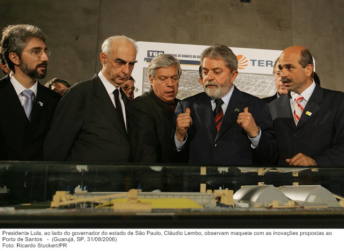 Presidente Lula, ao lado do governador do estado de São Paulo, Cláudio Lembo, observam maquete com as inovações propostas ao Porto de Santos.jpg