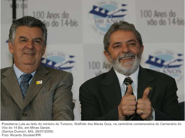 Presidente Lula ao lado do ministro do Turismo, Walfrido dos Mares Guia, na cerimônia comemorativa do Centenário do Vôo do 14 Bis, em Minas Gerais.jpg