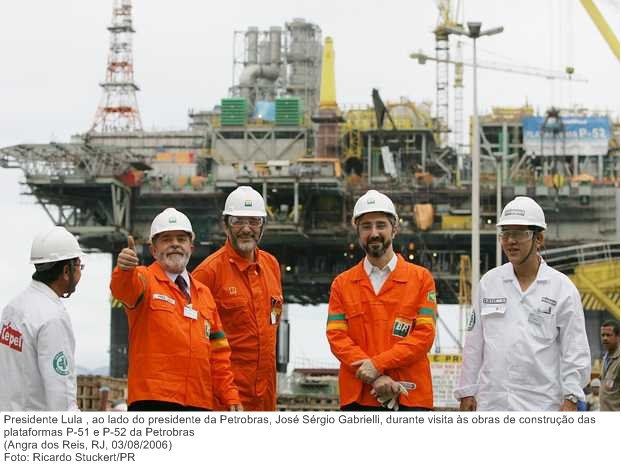 Presidente Lula , ao lado do presidente da Petrobras, José Sérgio Gabrielli, durante visita às obras de construção das plataformas P-51 e P-52 da Petrobras.jpg