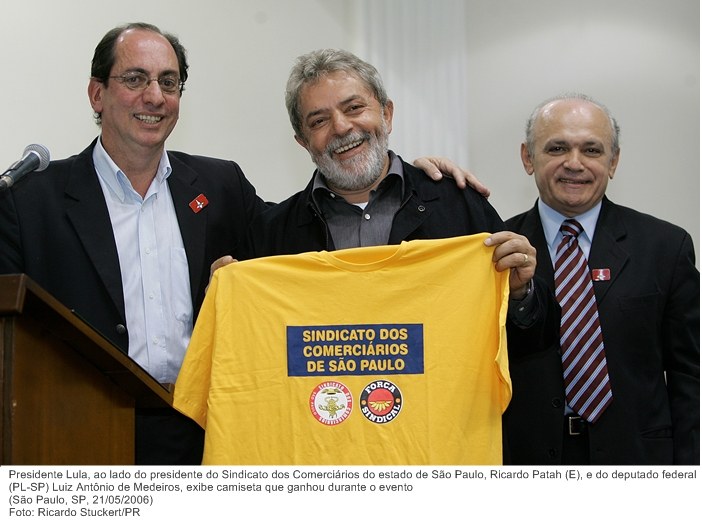 Presidente Lula, ao lado do presidente do Sindicato dos Comerciários do estado de São Paulo, Ricardo Patah (E), e do deputado federal (PL-SP) Luiz Antônio de Medeiros.jpg