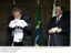 Presidente Lula ao lado o presidente do Corinthians, Alberto Dualib, beija a camisa do time recebida de presente na inauguração do Memorial do Clube.jpg
