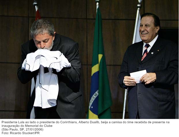 Presidente Lula ao lado o presidente do Corinthians, Alberto Dualib, beija a camisa do time recebida de presente na inauguração do Memorial do Clube.jpg