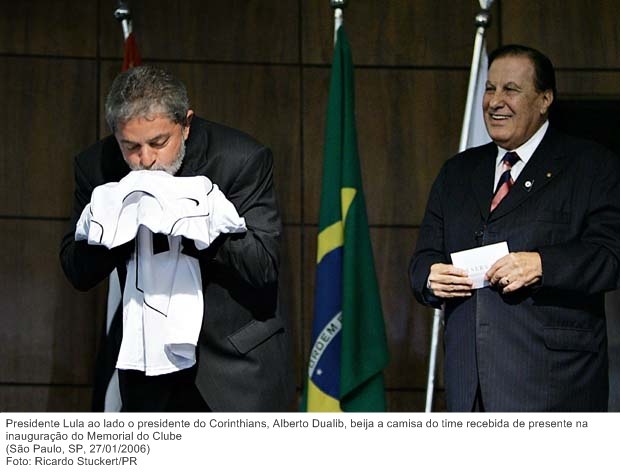 Presidente Lula ao lado o presidente do Corinthians, Alberto Dualib, beija a camisa do time recebida de presente na inauguração do Memorial do Clube.jpg