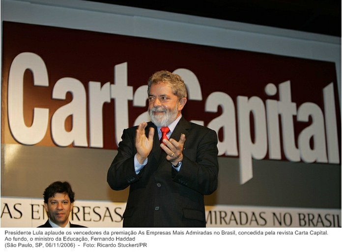 Presidente Lula aplaude os vencedores da premiação As Empresas Mais Admiradas no Brasil, concedida pela revista Carta Capital. Ao fundo, o ministro da Educação, Fernando Haddad.jpg