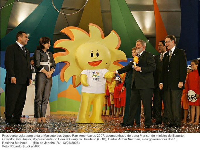Presidente Lula apresenta a Mascote dos Jogos Pan-Americanos 2007.jpg