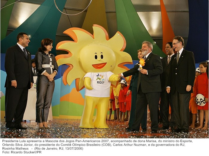 Presidente Lula apresenta a Mascote dos Jogos Pan-Americanos 2007.jpg