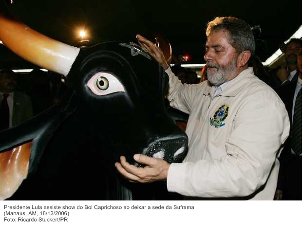 Presidente Lula assiste show do Boi Caprichoso ao deixar a sede da Suframa.jpg