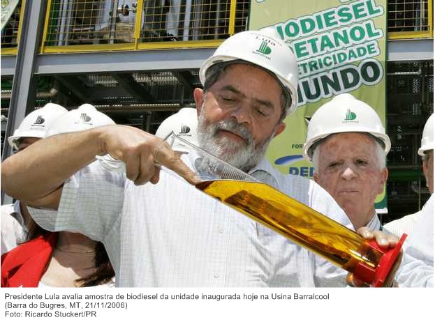 Presidente Lula avalia amostra de biodiesel da unidade inaugurada hoje na Usina Barralcool.jpg