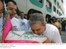 Presidente Lula beija bandeira da escola de samba da Mangueira, durante cerimônia no CIEP Nação Mangueirense, para lançamento da campanha contra a Dengue.jpg