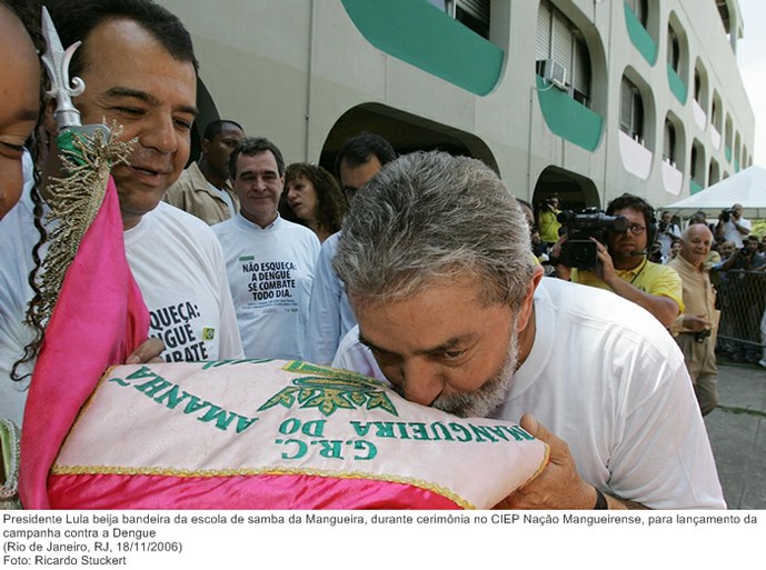 Presidente Lula beija bandeira da escola de samba da Mangueira, durante cerimônia no CIEP Nação Mangueirense, para lançamento da campanha contra a Dengue.jpg