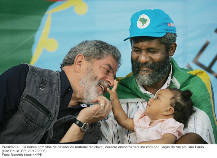 Presidente Lula brinca com filha de catador de material reciclável, durante encontro natalino com população de rua em São Paulo.jpg